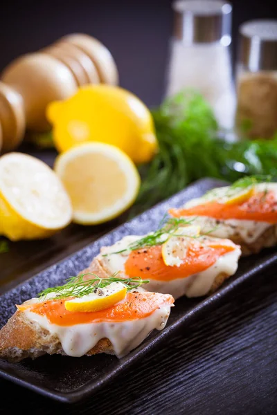 Tütsülenmiş somon ve kapari hazır.