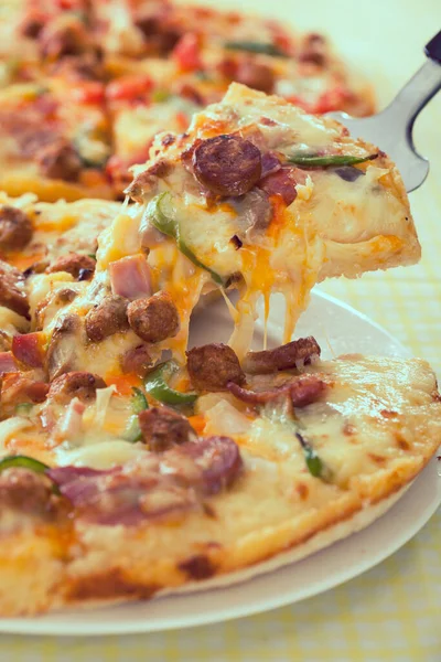 Pyszna Pizza Podawana Drewnianej — Zdjęcie stockowe