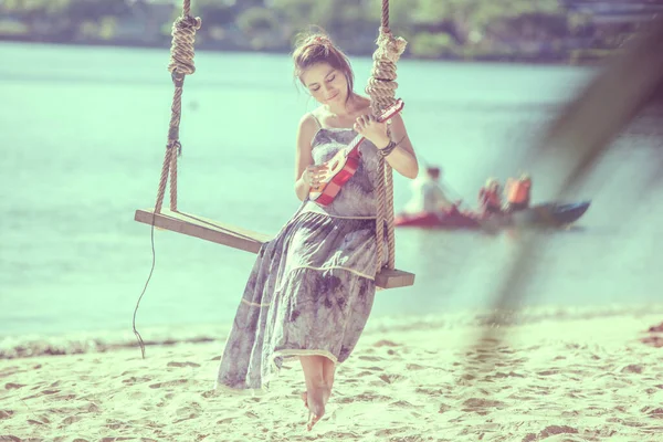 Vrouw Spelen Ukelele Zonlicht Strand — Stockfoto