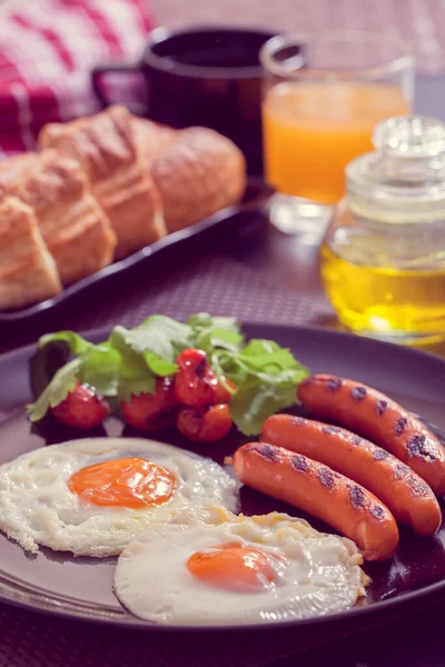 Stekt Ägg Med Korv Till Frukost — Stockfoto