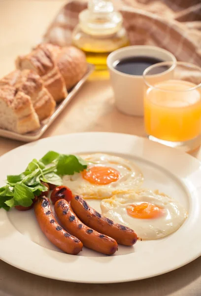 Kahvaltıda kızarmış yumurta ve sosis.