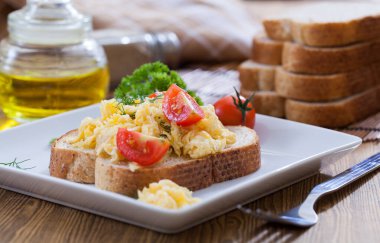 Lezzetli yumurtalı omlet ve ekmek.