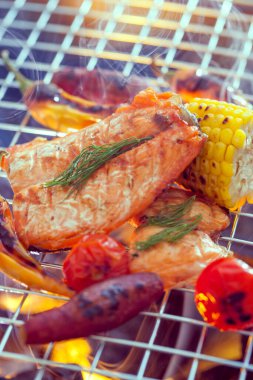 Izgarada sıcak somon.