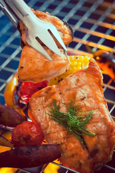 焼き鍋で熱々の鮭 — ストック写真
