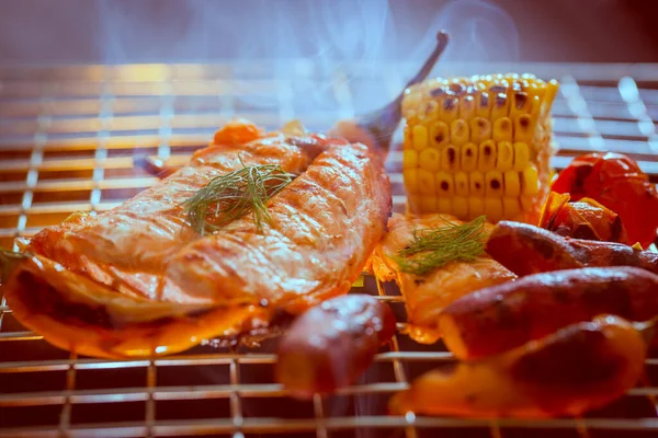 焼き鍋で熱々の鮭 — ストック写真