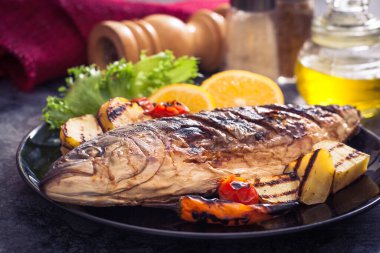 Patates ve limonlu ızgara balık.