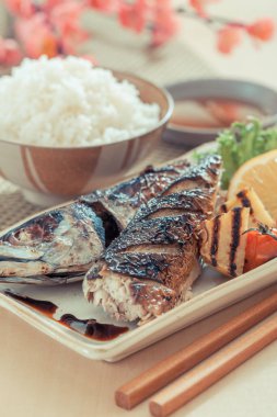 Patates ve limonlu ızgara balık.