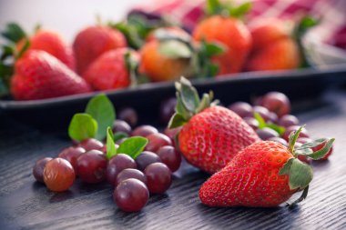 Kasede yaban mersini ve tahtada çilek.