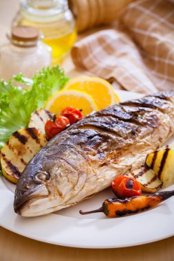 Patates ve limonlu ızgara balık.