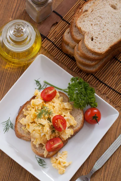 Délicieuse Omelette Aux Oeufs Avec Pain — Photo