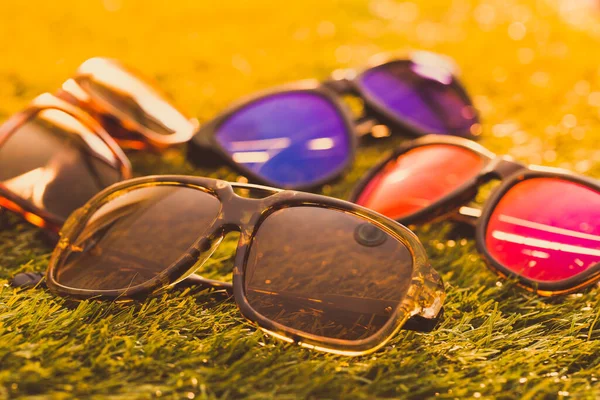 Collection Lunettes Soleil Sur Fond Herbe — Photo