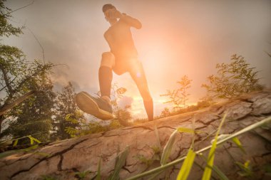 Gün batımında akan patika