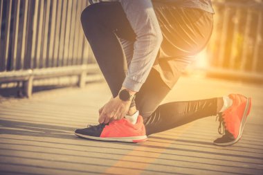 Gün batımında akıllı hareket eden koşucu