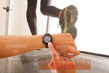 Egzersiz adamı sağlık takipçisi bildirimlerini kontrol ediyor