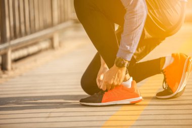 Gün batımında akıllı hareket eden koşucu