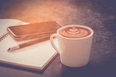 Geç saatte iş yerinde sanat kahvesi.