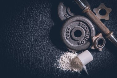 Beyaz protein karıştırıcı ve dambıl