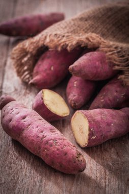 Ahşap arka planda çiğ patates