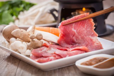 Shabu Shabu için dilimlenmiş biftek.
