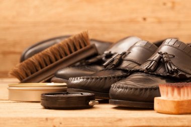 Siyah deri ayakkabı bakım seti