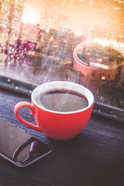 Yağmurlu bir arkaplanda kahve fincanı