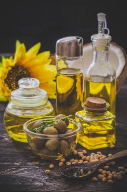 Şişe içinde çeşitli yağ türleri