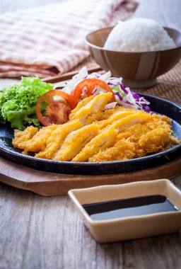 Kızarmış domuz eti (tonkutsu), Japon yemeği.