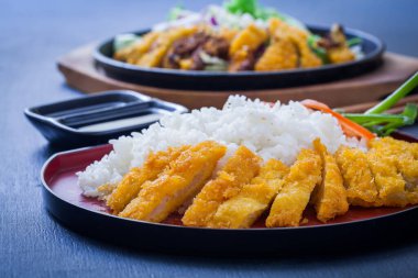 Kızarmış domuz eti (tonkutsu), Japon yemeği.