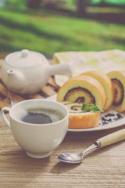 Sabah vakti bahçede kahve fincanı.