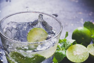 Naneli limon suyu sıçratıyorum.