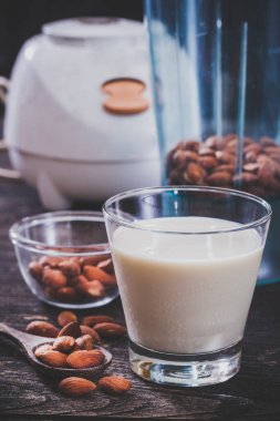 Badem sütü ve badem karışımı.