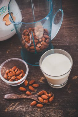 Badem sütü ve badem karışımı.
