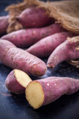 Ahşap arka planda çiğ patates