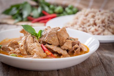 Kurutulmuş hindistancevizi körisi, Tayland mutfağı.