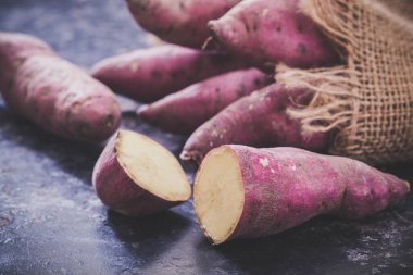 Ahşap arka planda çiğ patates