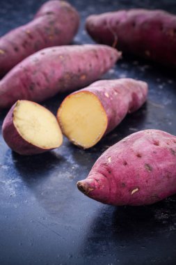 Ahşap arka planda çiğ patates