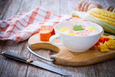 Mısır ve sebzeli sıcak mısır çorbası.