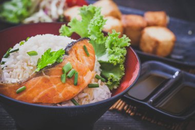 Pilavlı ızgara somon, Japon yemeği.