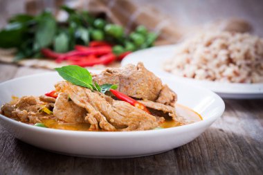 Kurutulmuş hindistancevizi körisi, Tayland mutfağı.