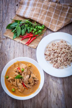 Kurutulmuş hindistancevizi körisi, Tayland mutfağı.