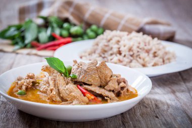 Kurutulmuş hindistancevizi körisi, Tayland mutfağı.