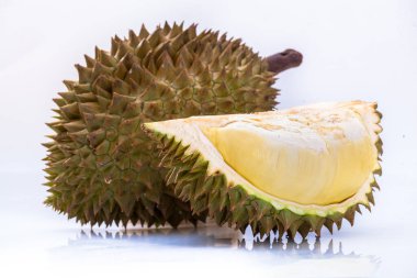 Beyaz arka planda Durian, meyvelerin kralı.