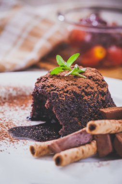 Ev yapımı çikolatalı Lav keki.