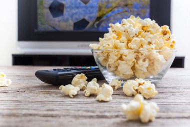 Canlı yayında futbol izlediğim için patlamış mısır..