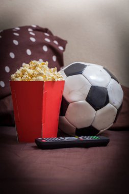 Televizyonda futbol maçı izliyorum. Yatak odasında.