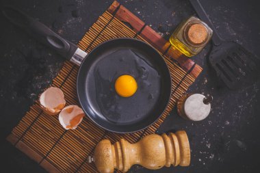 Taze yumurta ile kahvaltı.