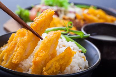 Kızarmış domuz eti (tonkutsu), Japon yemeği.