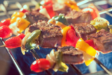 Izgara tepsisinde sıcak barbekü