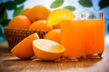 Portakal suyu ve sepetli meyveler