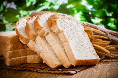 Ahşap zemin üzerinde çeşitli ekmek çeşitleri